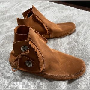 Minnetonka Two Button Softsole Moccasins Mens 13